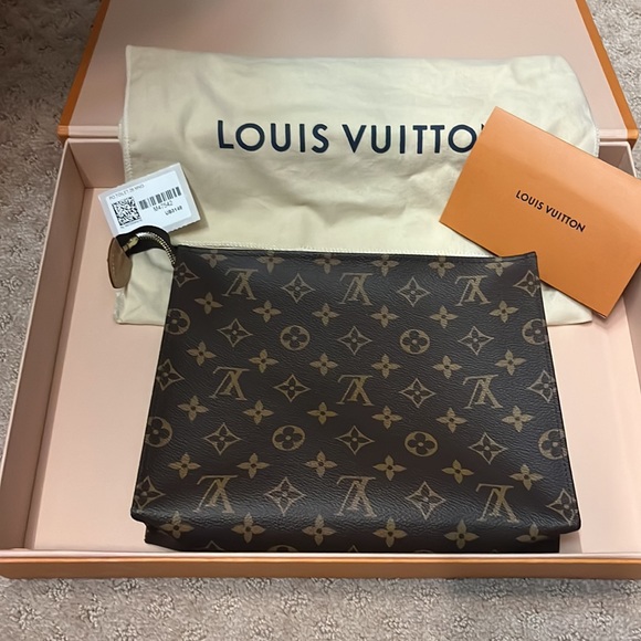💯% Authentic Louis Vuitton Toiletry 26✨ - Picture 2 of 9